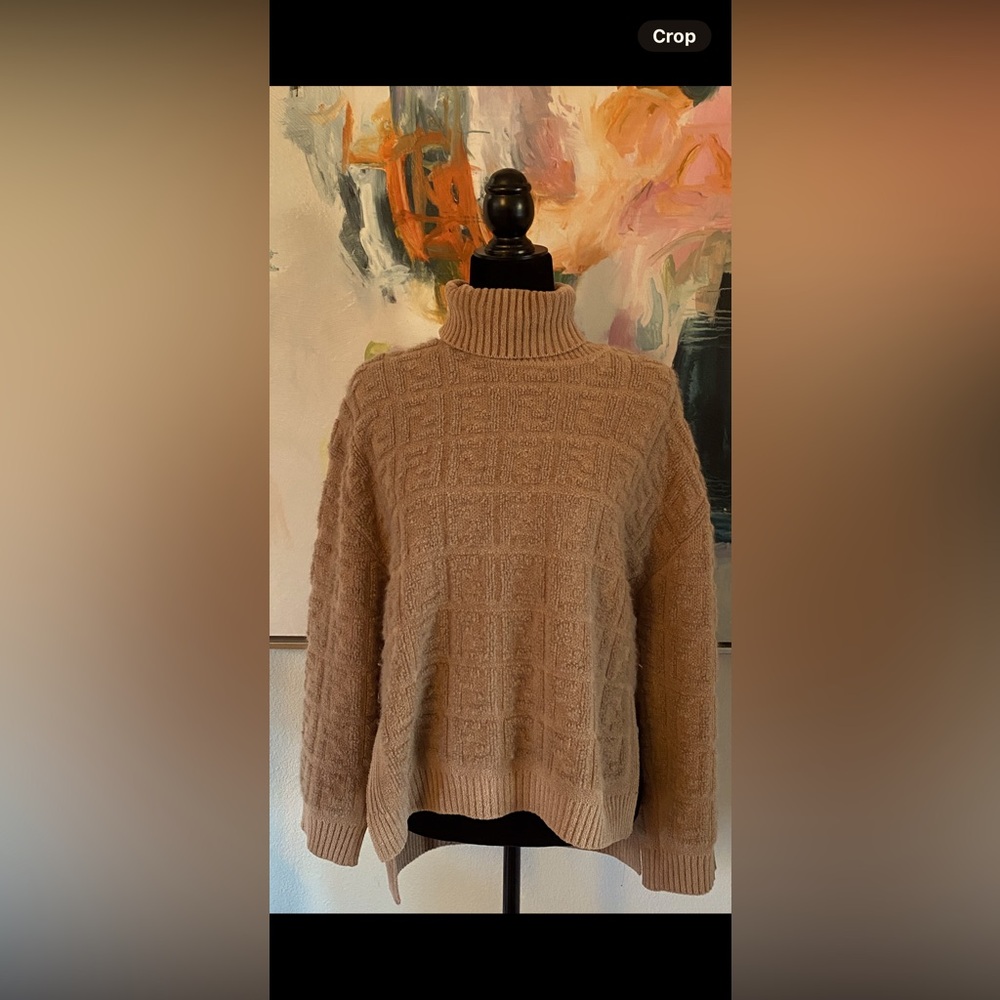 Fendi Oversized Turtle Neck light brown.